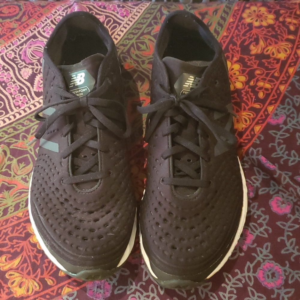 Black New balance running shoes